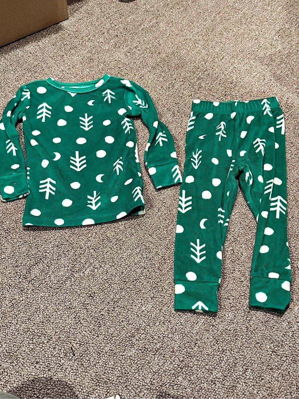 Cat & Jack Toddler Green Tree & Dot Fleece Pajama Set 2T